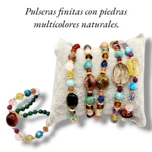 Pulseras finitas con piedras multicolores naturales.